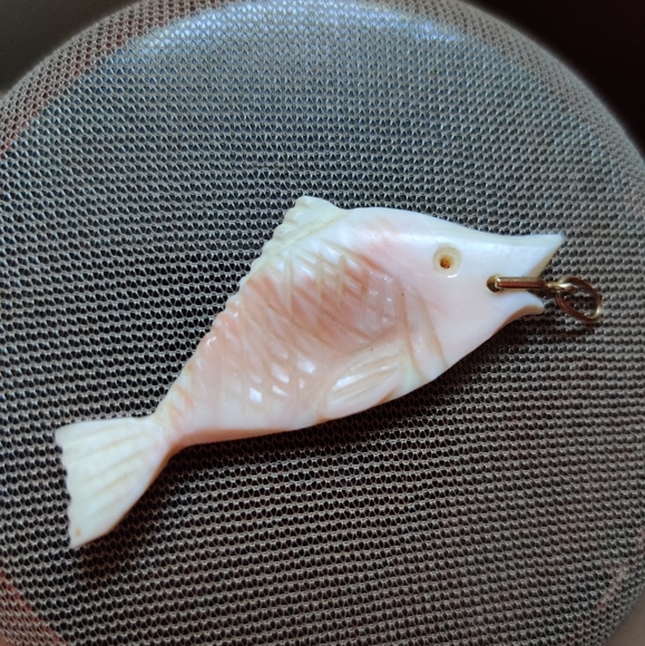 Vintage Antique? Undyed Conch Shell fish pendant 14K Gold🐟 - Picture 6 of 16
